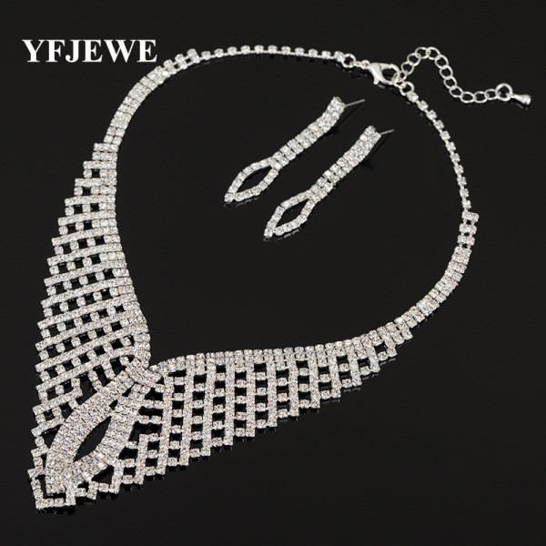 Elegáns női szett nyaklánccal és kövekkel díszített fülbevalóval