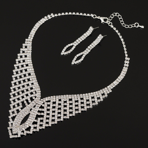 Elegáns női szett nyaklánccal és kövekkel díszített fülbevalóval