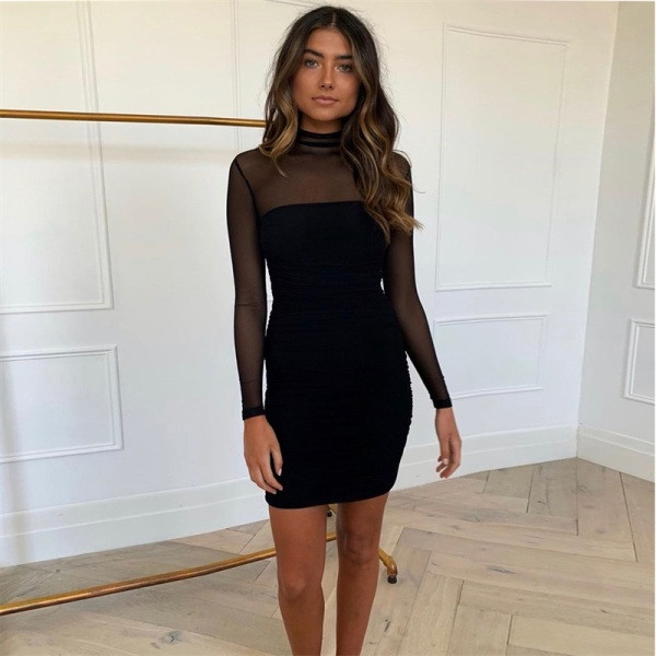 Pašreizējais īsas sieviešu kleitas modelis ar caurspīdīgām piedurknēm