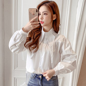 Sieviešu ikdienas krekls ar pogām un garām platām piedurknēm