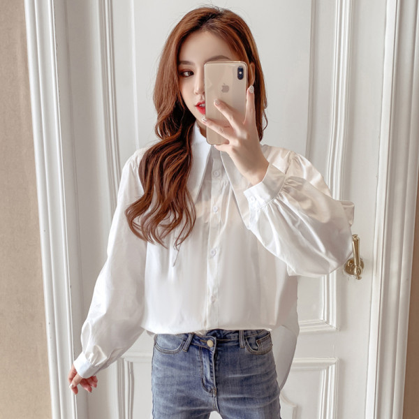 Sieviešu ikdienas krekls ar pogām un garām platām piedurknēm