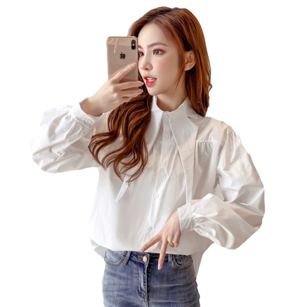 Sieviešu ikdienas krekls ar pogām un garām platām piedurknēm