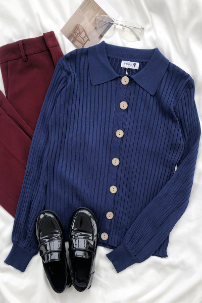 Kötött női blúz klasszikus gallérral és gombokkal