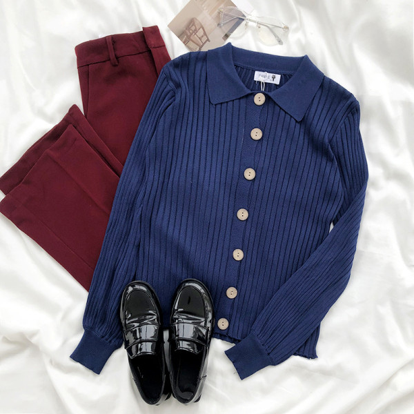 Kötött női blúz klasszikus gallérral és gombokkal