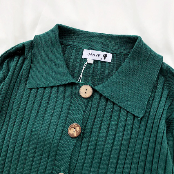 Kötött női blúz klasszikus gallérral és gombokkal