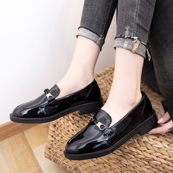 Stilīgi sieviešu mokasīni ar lakas efektu un metāla apdari