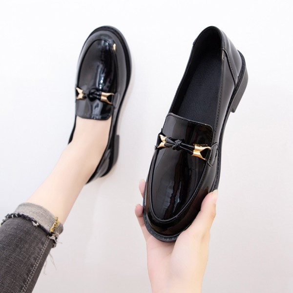 Stilīgi sieviešu mokasīni ar lakas efektu un metāla apdari