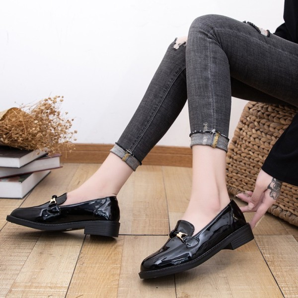 Stilīgi sieviešu mokasīni ar lakas efektu un metāla apdari