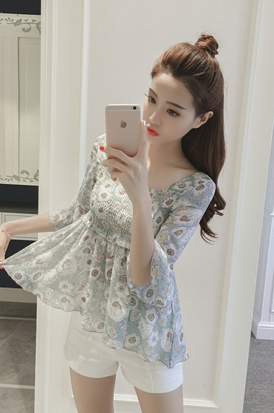 Moderna sieviešu blūze ar kvadrātveida kakla izgriezumu un ziedu rakstu