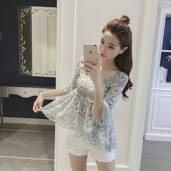 Moderna sieviešu blūze ar kvadrātveida kakla izgriezumu un ziedu rakstu