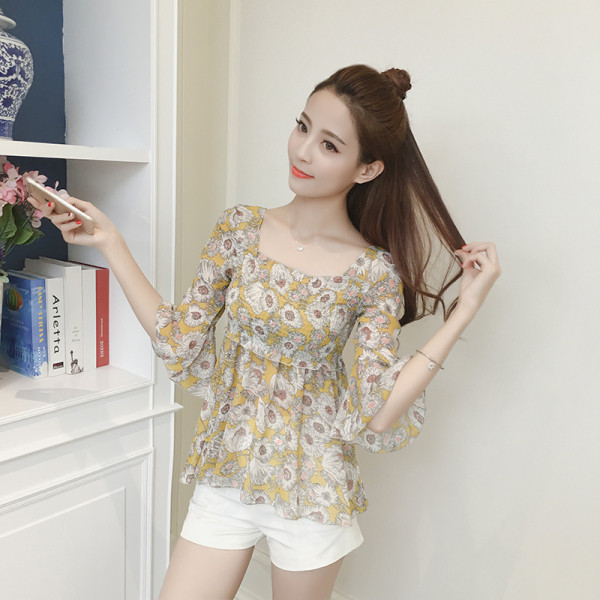 Moderna sieviešu blūze ar kvadrātveida kakla izgriezumu un ziedu rakstu