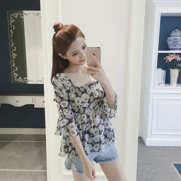 Moderna sieviešu blūze ar kvadrātveida kakla izgriezumu un ziedu rakstu