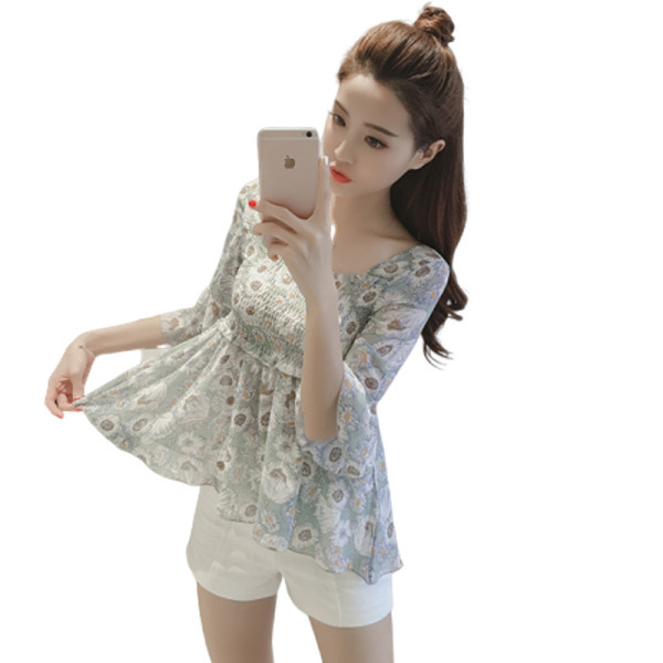 Moderna sieviešu blūze ar kvadrātveida kakla izgriezumu un ziedu rakstu