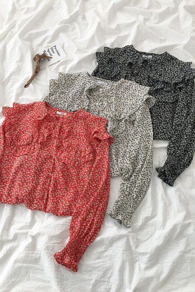 Mūsdienīgs sieviešu krekls ar ovālu kakla izgriezumu un pogām