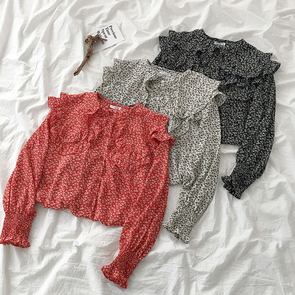 Mūsdienīgs sieviešu krekls ar ovālu kakla izgriezumu un pogām