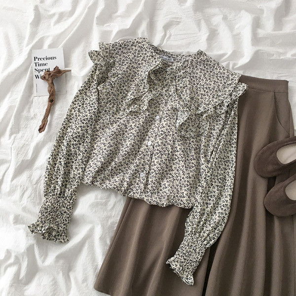 Mūsdienīgs sieviešu krekls ar ovālu kakla izgriezumu un pogām