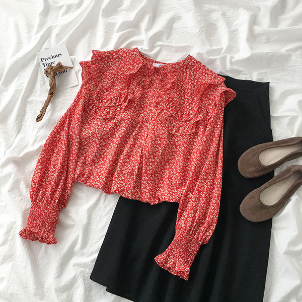 Mūsdienīgs sieviešu krekls ar ovālu kakla izgriezumu un pogām