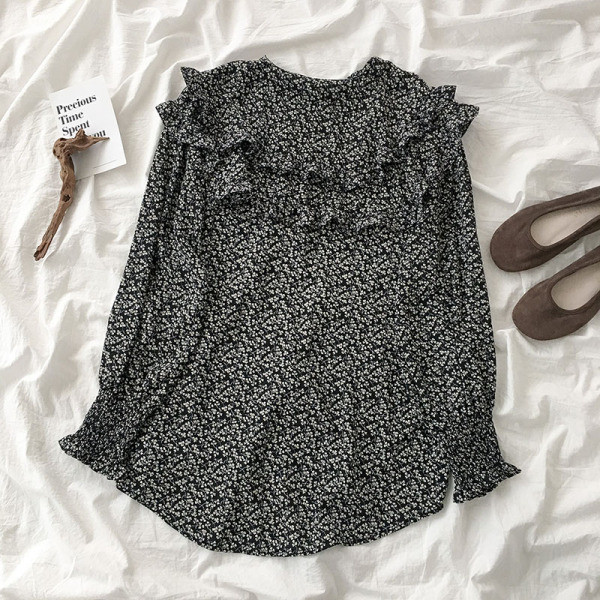 Mūsdienīgs sieviešu krekls ar ovālu kakla izgriezumu un pogām