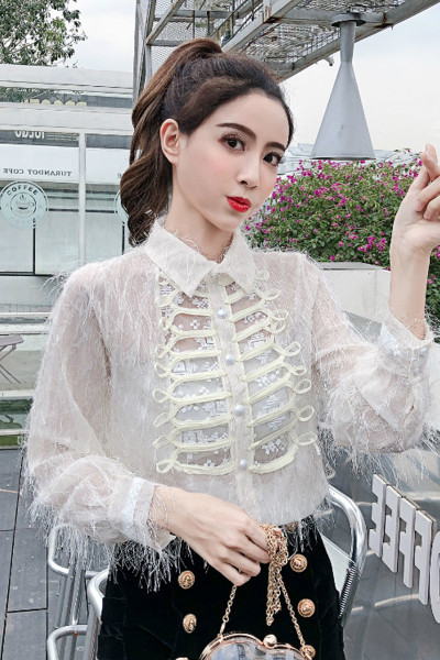 Stiilne naiste särk klassikalise krae, narmaste ja nööpidega