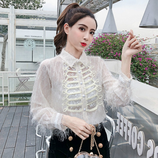 Stiilne naiste särk klassikalise krae, narmaste ja nööpidega