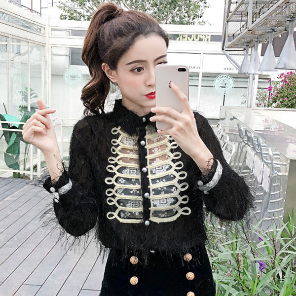 Stiilne naiste särk klassikalise krae, narmaste ja nööpidega