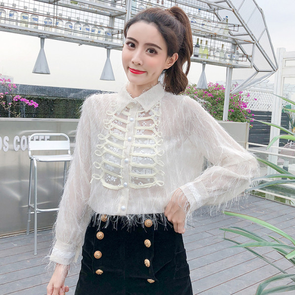 Stiilne naiste särk klassikalise krae, narmaste ja nööpidega