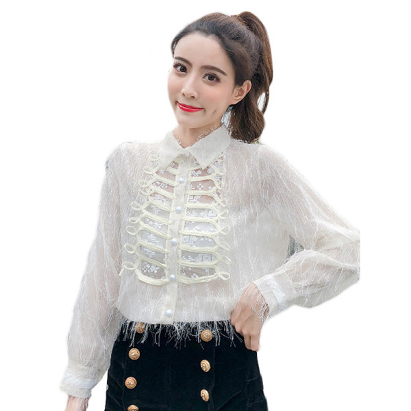 Stiilne naiste särk klassikalise krae, narmaste ja nööpidega