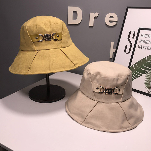 Aktuális női sapka rojtokkal és fém díszítéssel