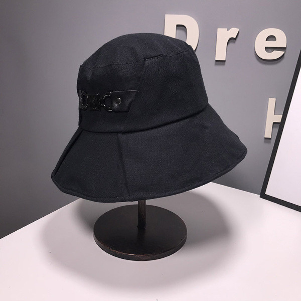 Aktuális női sapka rojtokkal és fém díszítéssel