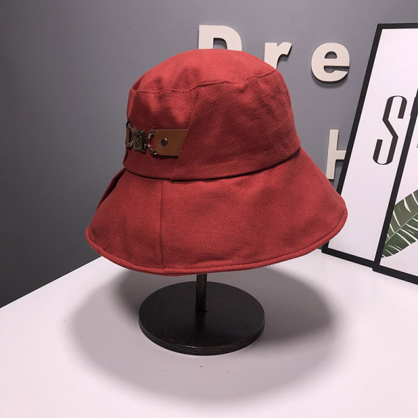 Aktuális női sapka rojtokkal és fém díszítéssel