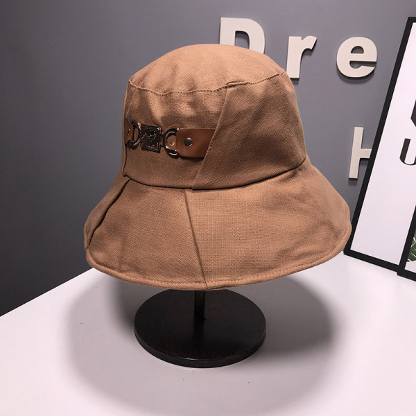 Aktuális női sapka rojtokkal és fém díszítéssel