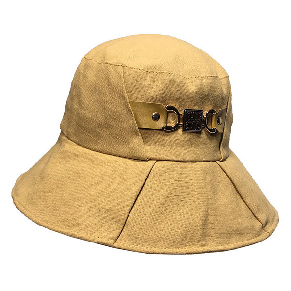 Aktuális női sapka rojtokkal és fém díszítéssel