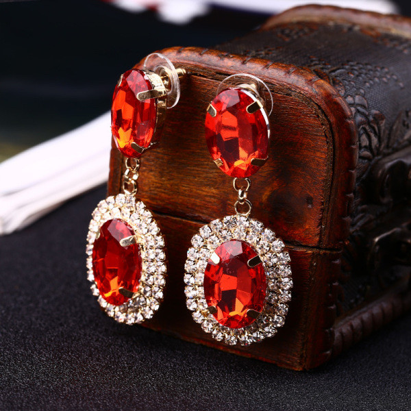 Eleganti sieviešu karājas auskari ar sudraba un sarkaniem akmeņiem