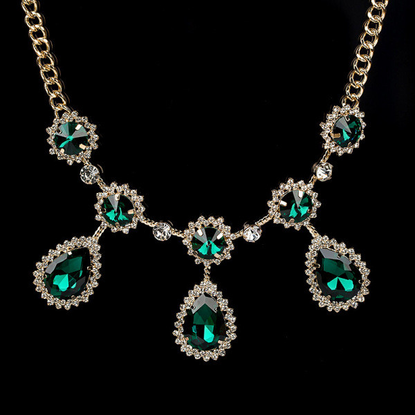 Stilingas moteriškas karoliai su žaliais akmenėliais