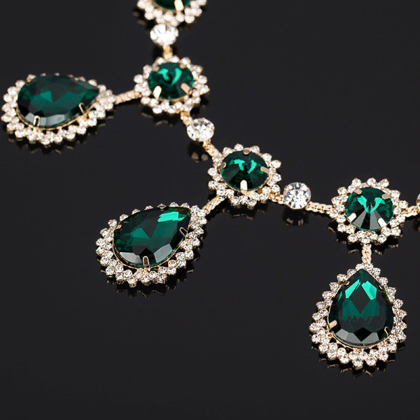 Stilingas moteriškas karoliai su žaliais akmenėliais