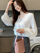 Moteriški laisvalaikio marškiniai balti ilgomis rankovėmis ir špico iškirpte