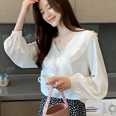 Moteriški laisvalaikio marškiniai balti ilgomis rankovėmis ir špico iškirpte