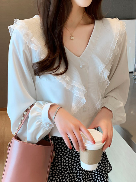 Moteriški laisvalaikio marškiniai balti ilgomis rankovėmis ir špico iškirpte