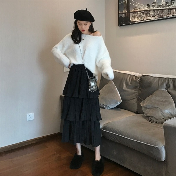 Laisvas moteriškas vidutinio ilgio sijonas