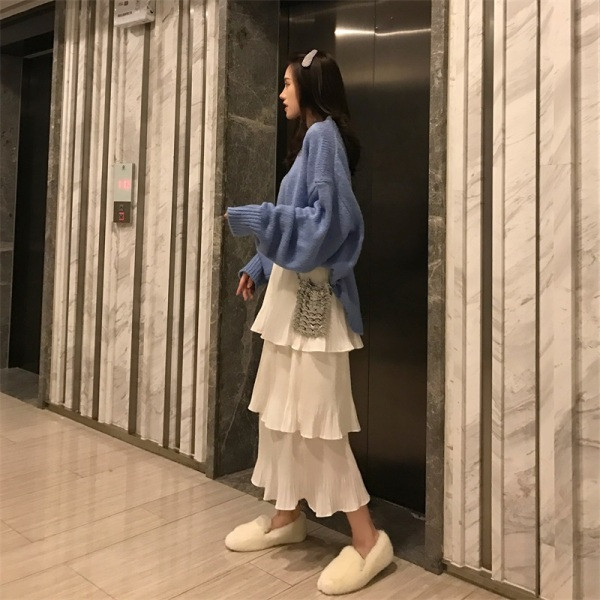 Laisvas moteriškas vidutinio ilgio sijonas