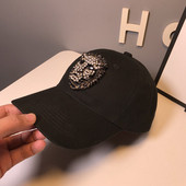 Šiuolaikinė moteriška kepurė su skydeliu ir liūto formos akmenimis