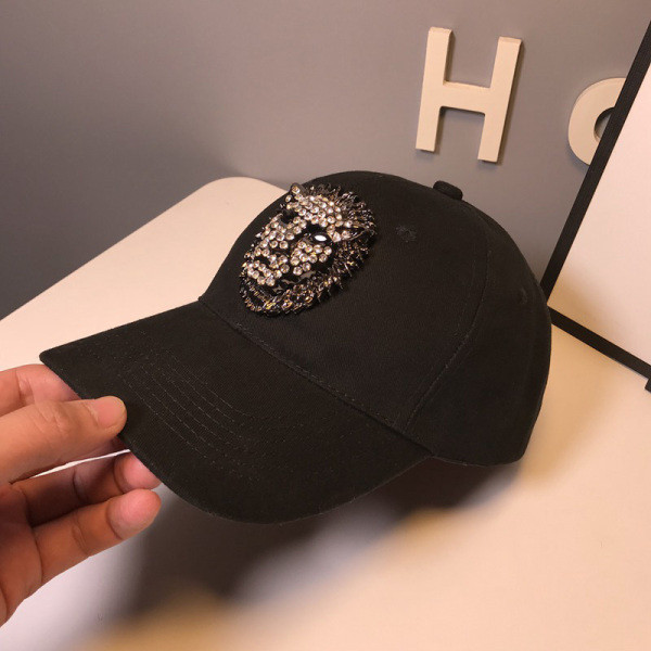 Šiuolaikinė moteriška kepurė su skydeliu ir liūto formos akmenimis