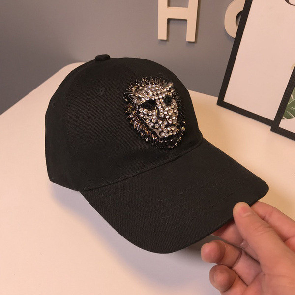 Šiuolaikinė moteriška kepurė su skydeliu ir liūto formos akmenimis