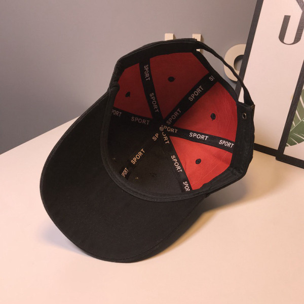 Šiuolaikinė moteriška kepurė su skydeliu ir liūto formos akmenimis