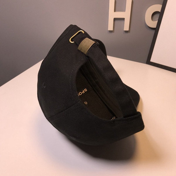 Šiuolaikinė moteriška kepurė su skydeliu ir liūto formos akmenimis