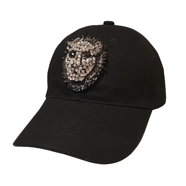 Šiuolaikinė moteriška kepurė su skydeliu ir liūto formos akmenimis