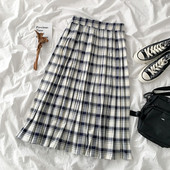 Rūtains sieviešu svārku piegriezuma modelis ar elastīgu jostasvietu