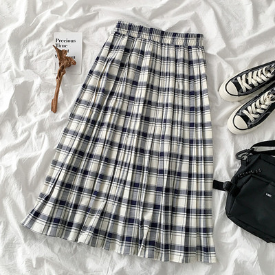 Rūtains sieviešu svārku piegriezuma modelis ar elastīgu jostasvietu