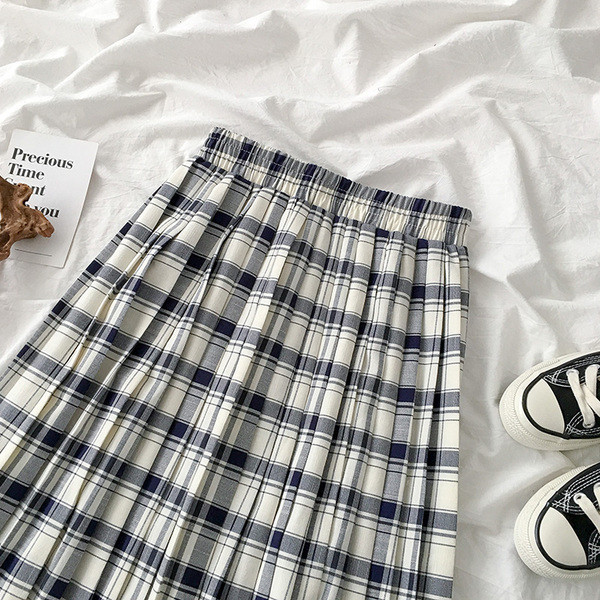 Rūtains sieviešu svārku piegriezuma modelis ar elastīgu jostasvietu