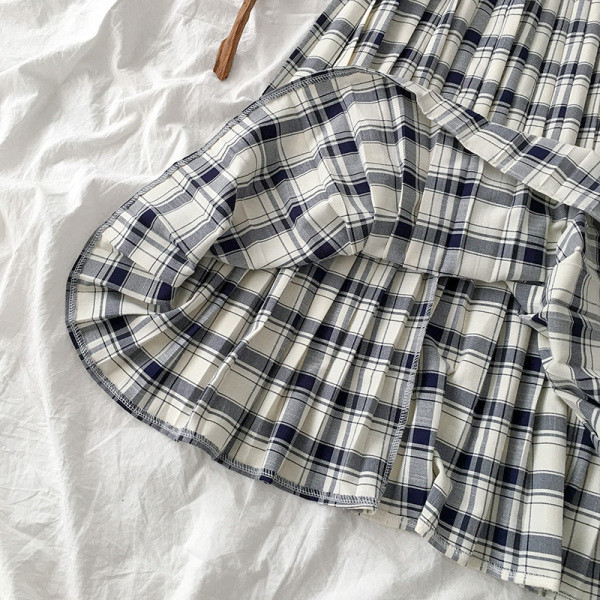 Rūtains sieviešu svārku piegriezuma modelis ar elastīgu jostasvietu